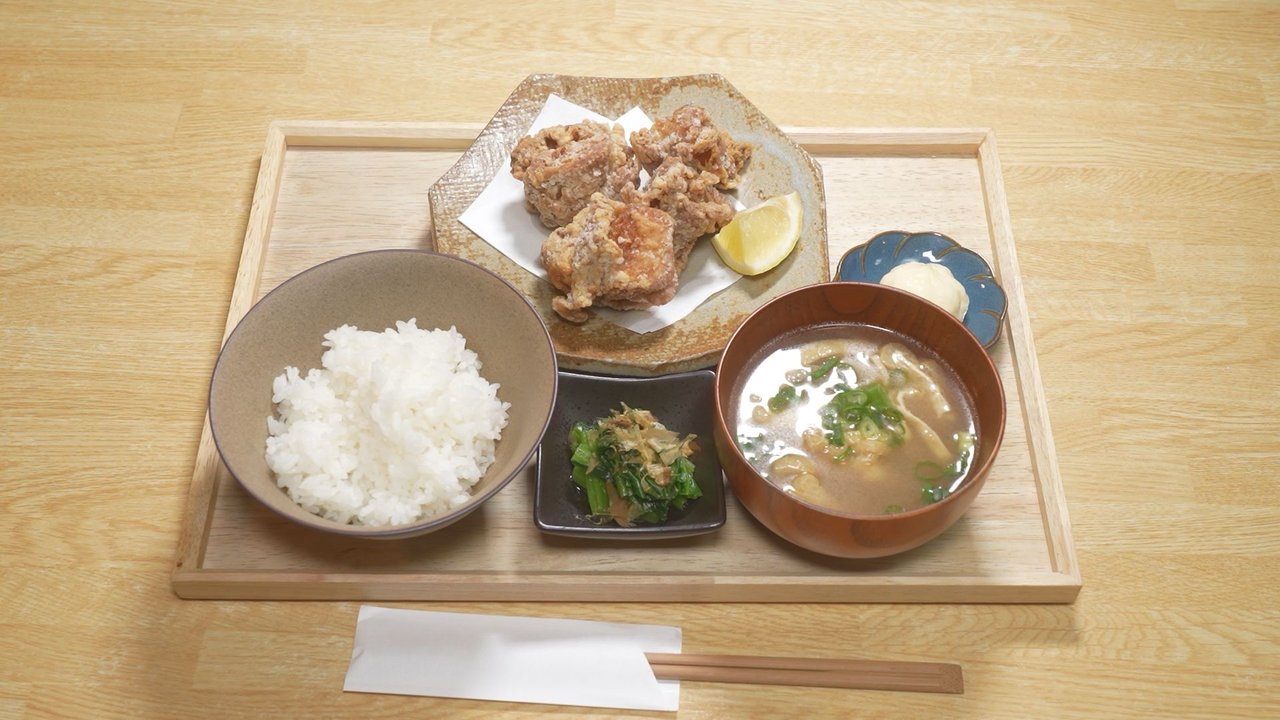 昼の定食（鶏の唐揚げ定食。ご飯・味噌汁・小鉢付き）