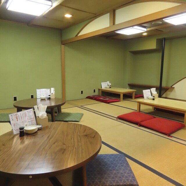 ご家族やご宴会に使える広い座敷席